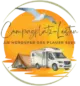 Logo von Campingplatz-Leisten mit einem Wohnmobil, einem Zelt und einem Vogel auf orangefarbenem Hintergrund.