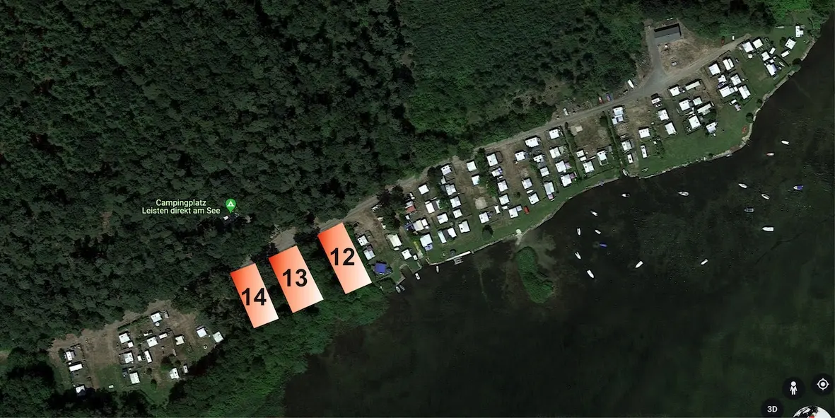 Luftaufnahme des Campingplatzes Leisten am Ufer des Plauer Sees mit markierten Stellplätzen 12, 13 und 14 am Waldrand zwischen Wald und Wasser.